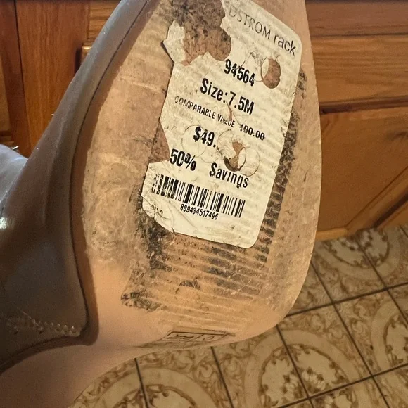 Boots hill - Picture 5 of 7